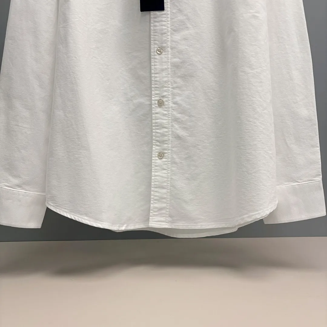 🅿️260 Ralph Lauren/Ralph Lauren cotton oxford embroidered shirt uses 100% cotton oxford fabric. The unique texture of oxford is more textured than ordinary cotton shirts. The 100% cotton material makes it have good breathability, high fabric strength and good wear resistance. Comfortable to wear and not easy to sweat. Loose fit. The upper body is three-dimensional. The lines are smooth and natural. From the shoulder line to the waistline to the hem, the line transition is smooth. There are no unnecessary folds or accumulation. The overall shape is neat and stretched. The chest is embellished with the iconic pony embroidery, which is simple but highly recognizable. The color transition of the embroidery thread is natural. The stitches are even and consistent in size and spacing. The stitches can also be connected naturally. The lines are smooth and not stiff. Size: S M L XL